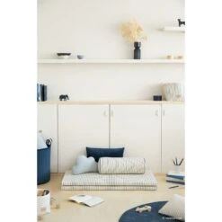 Matelas De Sol Bebop Blue Thin Stripes Natural -Joli Nid Magasin bebop foldable mattress 100x100 nobodinoz 303576 OH