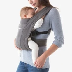 Ergobaby Porte-bébé Embrace Gris -Joli Nid Magasin embrace gris ergobaby OG