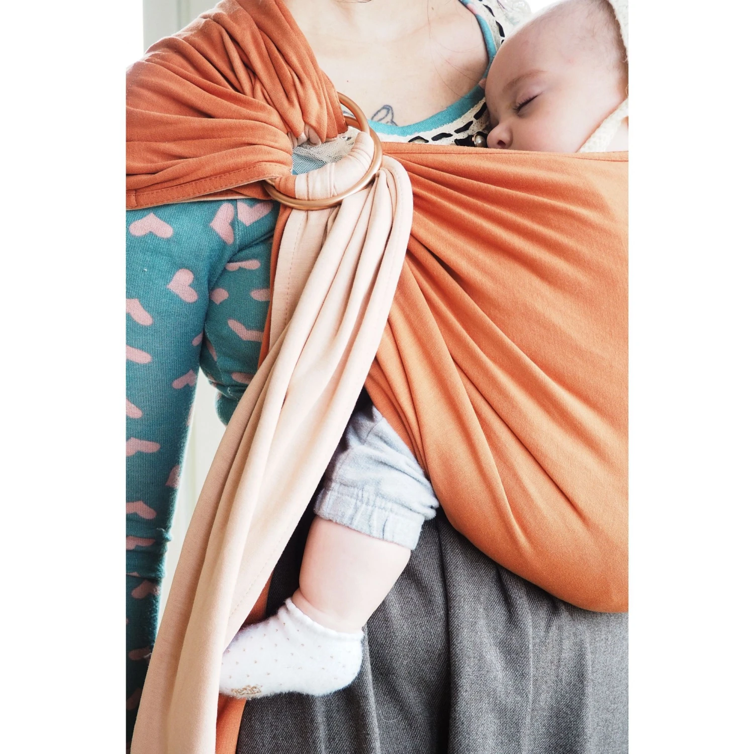 Petite écharpe De Portage Sans Nœud Nude Et Caramel 6 Petite écharpe De Portage Sans Nœud Nude Et Caramel – Image 4