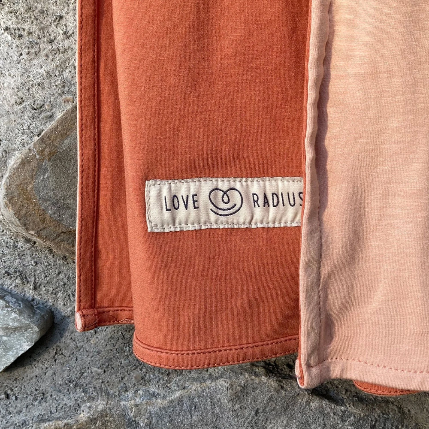 Petite écharpe De Portage Sans Nœud Nude Et Caramel 10 Petite écharpe De Portage Sans Nœud Nude Et Caramel – Image 8