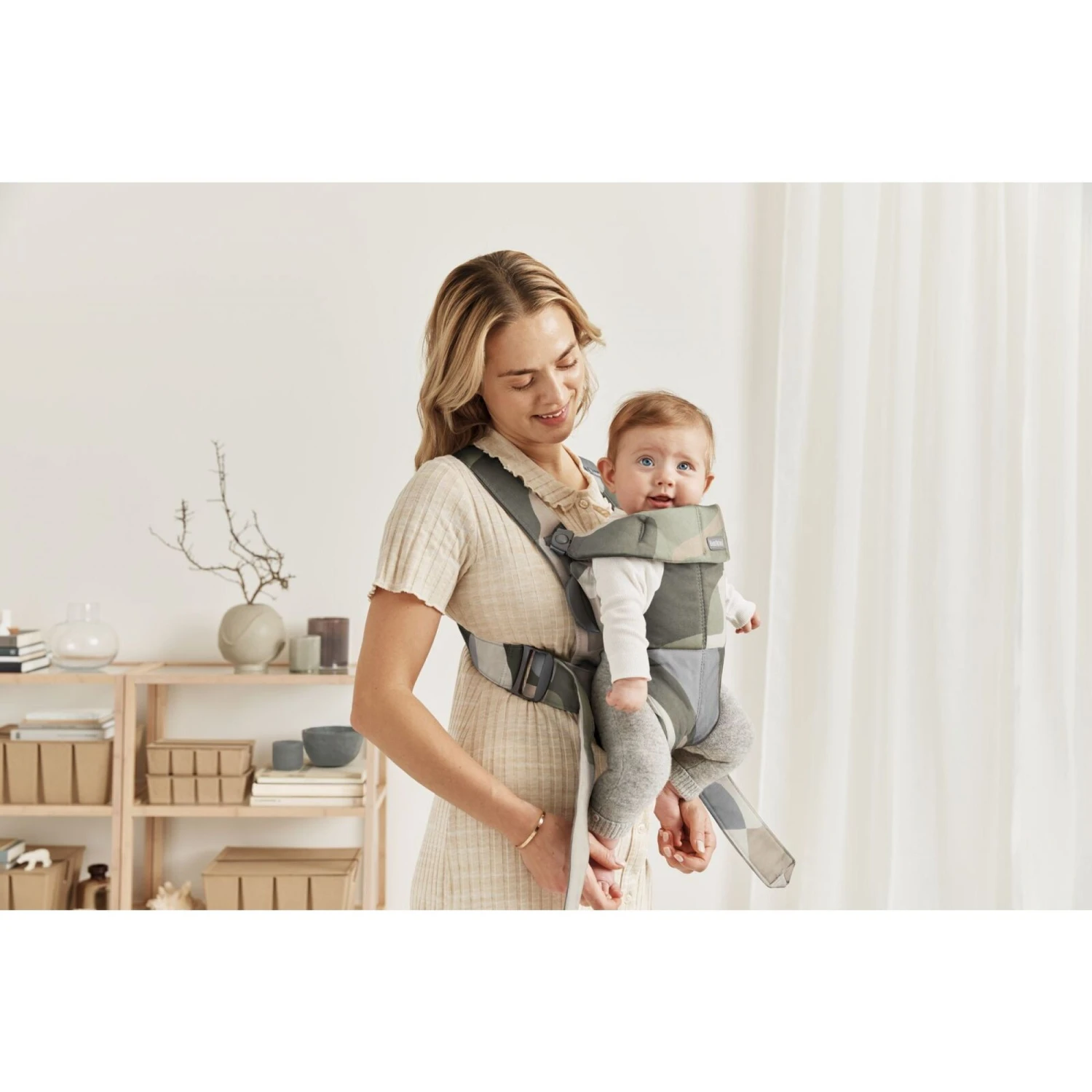 BabyBjörn Porte Bébé Mini Coton Kaki Vert 5 BabyBjörn Porte Bébé Mini Coton Kaki Vert – Image 3