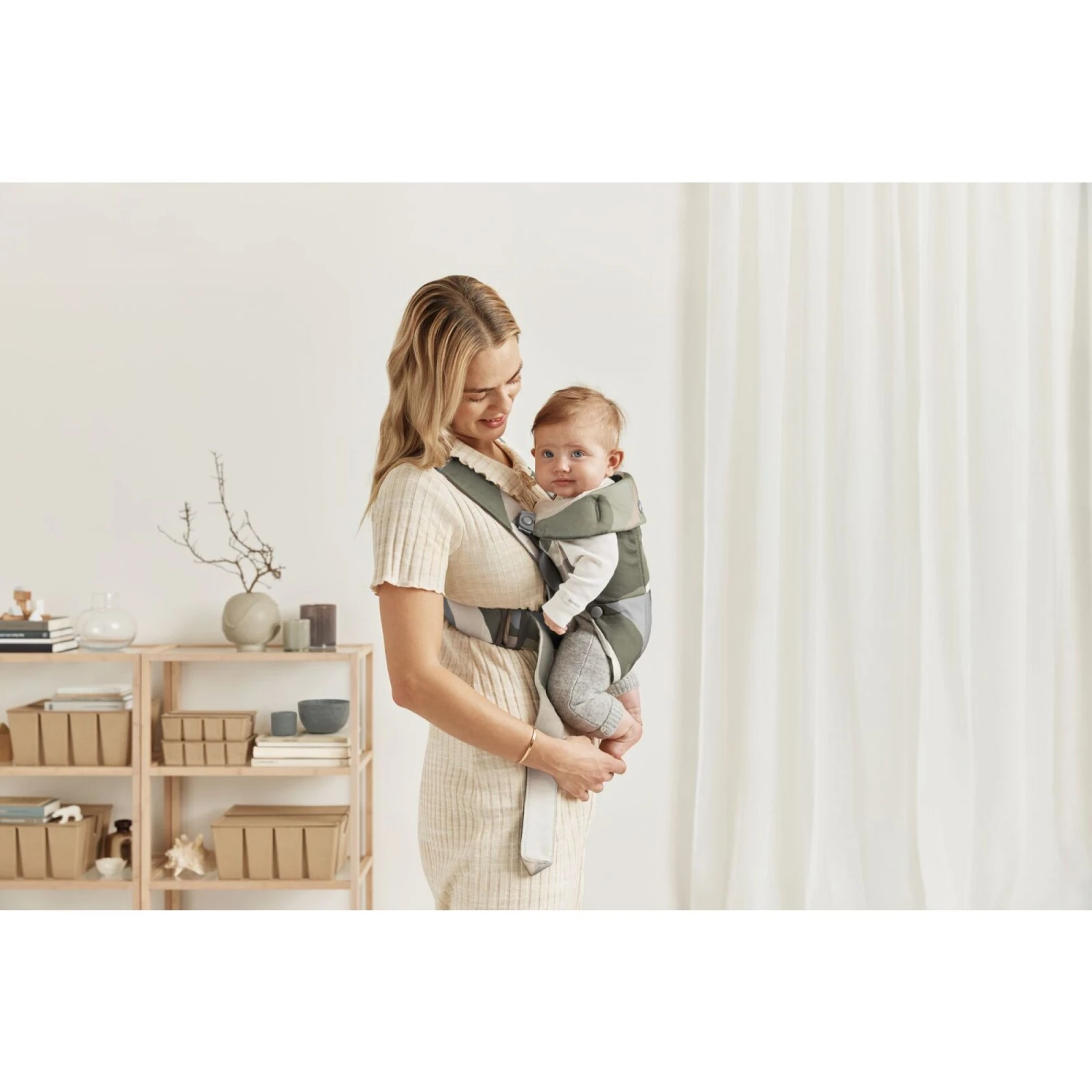 BabyBjörn Porte Bébé Mini Coton Kaki Vert 7 BabyBjörn Porte Bébé Mini Coton Kaki Vert – Image 5